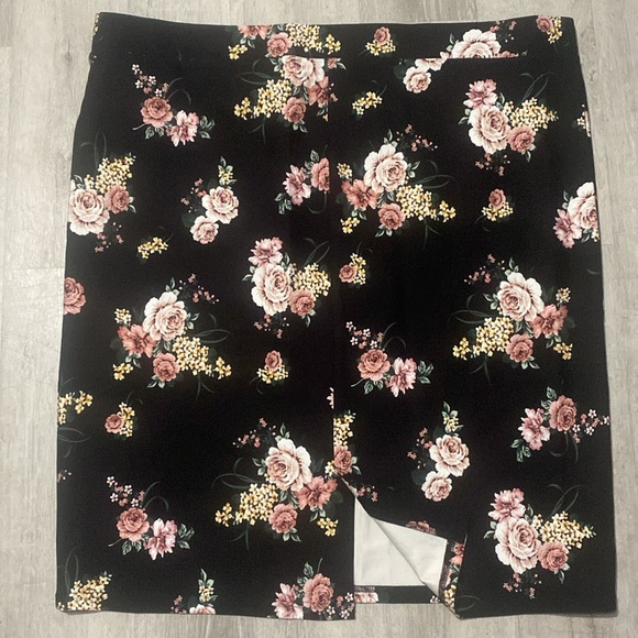 NWT Torrid Floral Premium Ponte Skirt - Picture 6 of 8